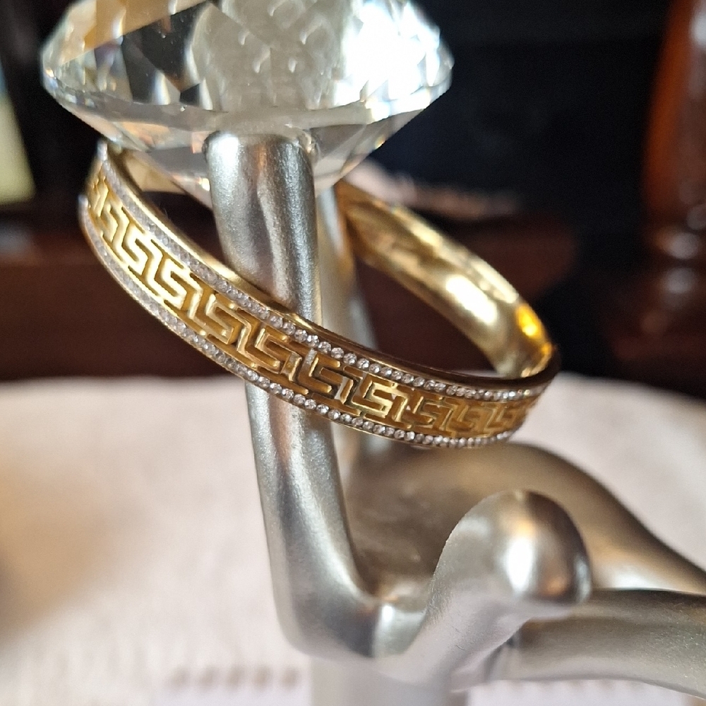 Elegant Gold Women's Bracelet - Picture 1 of 4